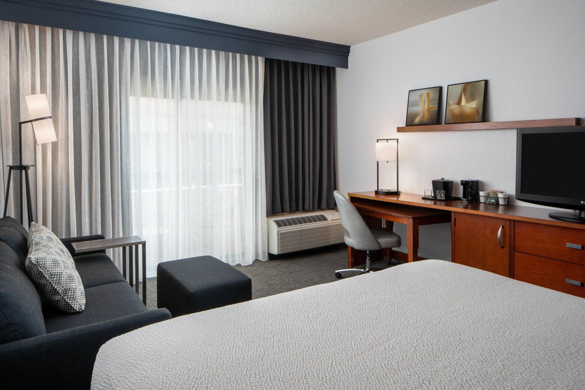 Courtyard By Marriott Dulles Airport Herndon/Reston Exterior photo